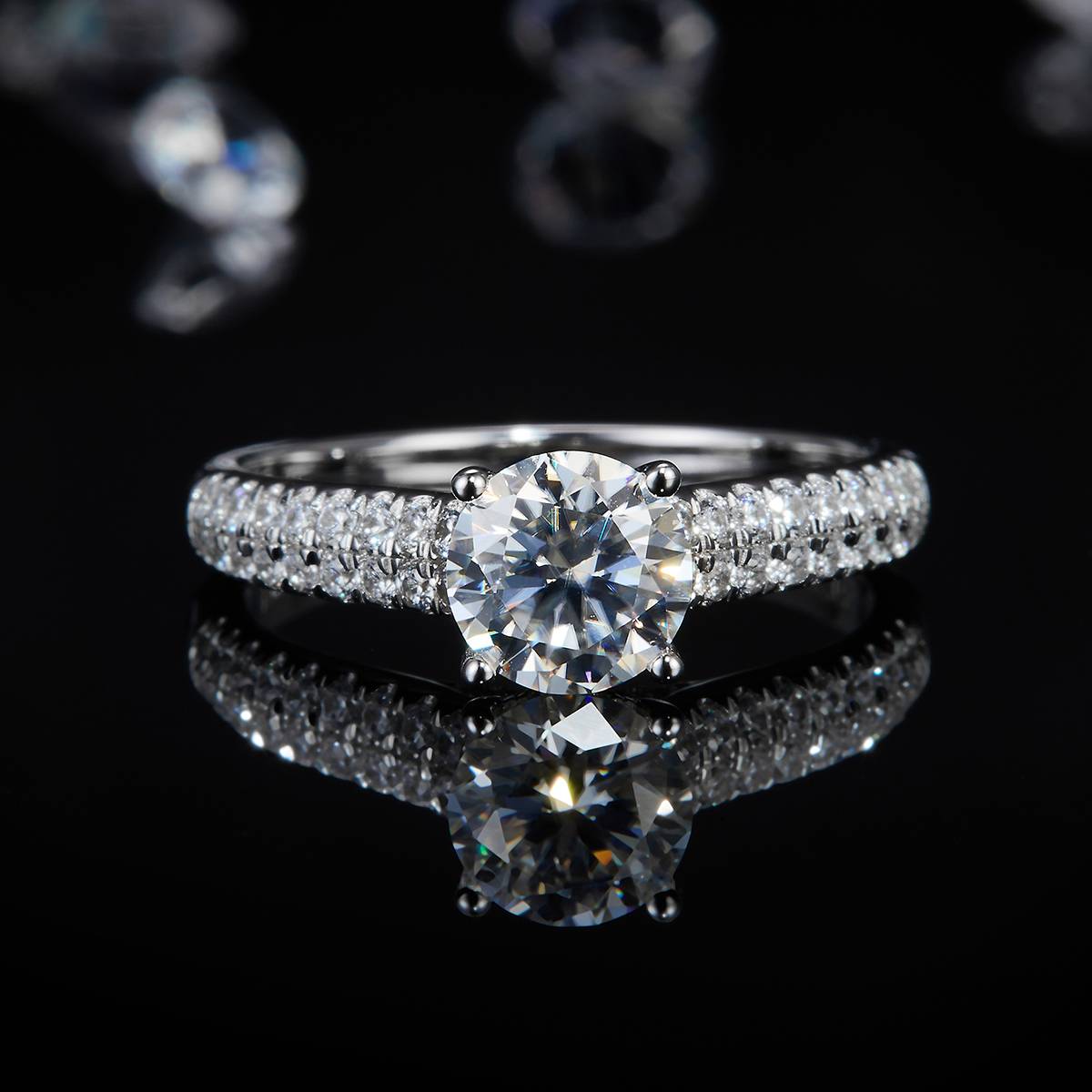 豪华四爪女戒S925银镀白金定制选款主石莫桑钻1.0ct/副石高碳钻