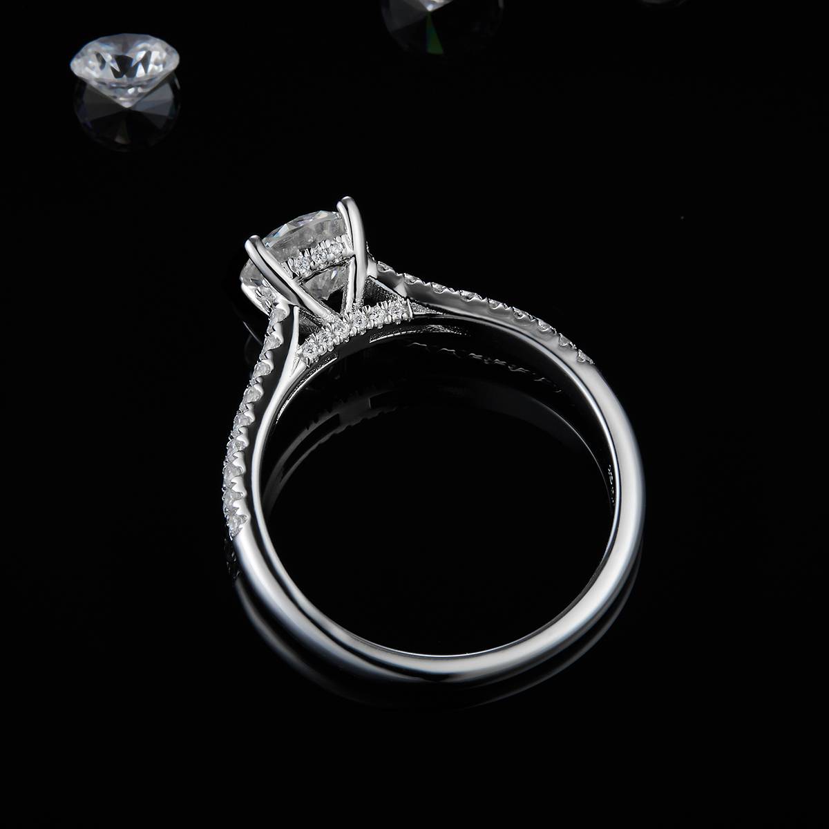 豪华四爪女戒S925银镀白金定制选款主石莫桑钻1.0ct/副石高碳钻