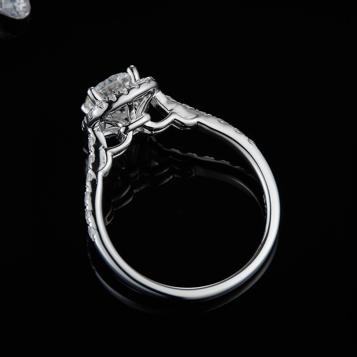 直臂微镶方包女戒S925银镀白金定制选款主石莫桑钻1.0ct/副石高碳钻