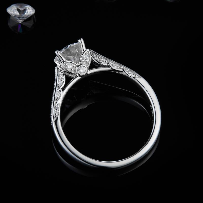 单头女戒S925银镀白金女戒定制选款主石莫桑钻1.0ct/副石高碳钻