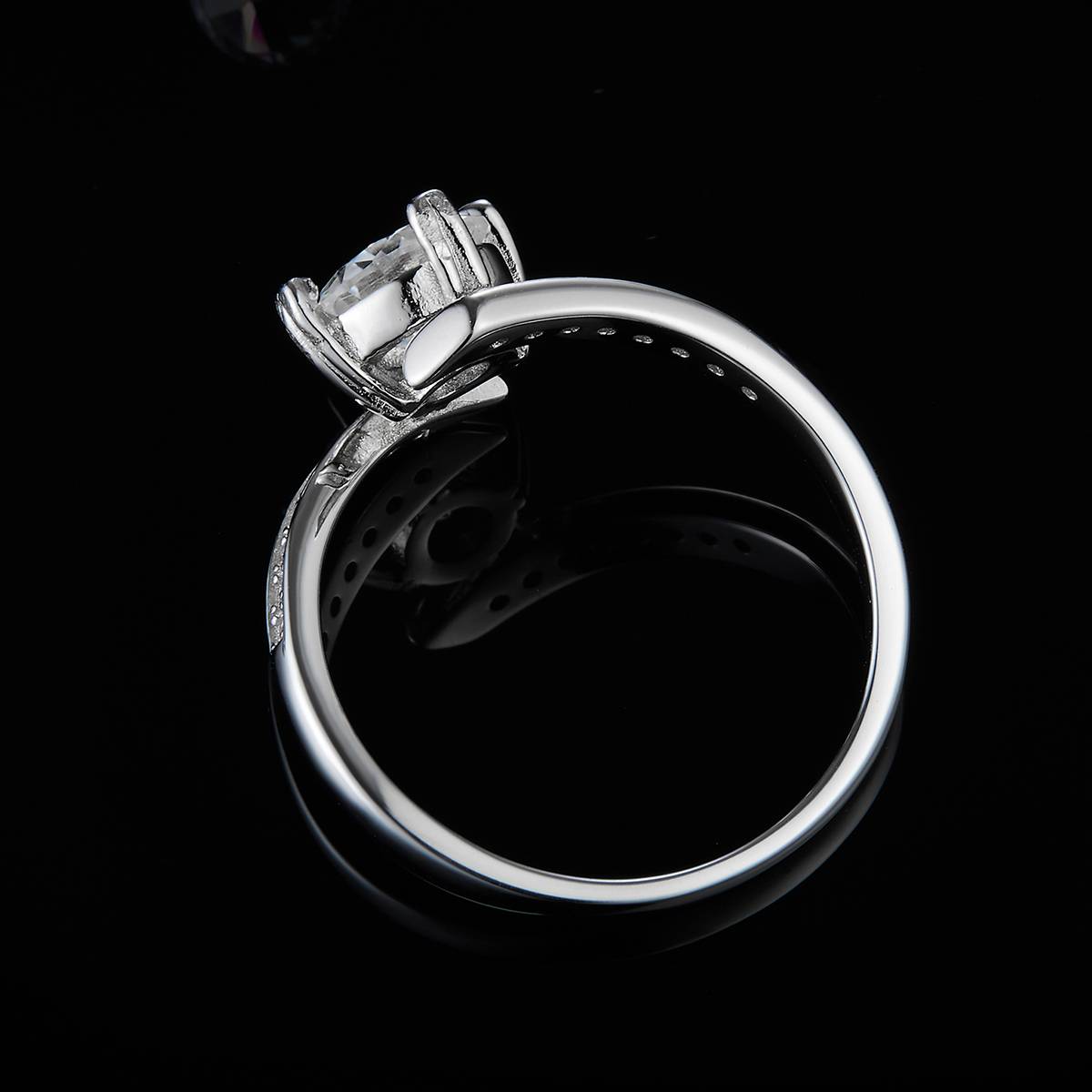 扭臂心形四爪圆钻女戒S925银镀白金定制选款主石莫桑钻1.0ct/副石高碳钻