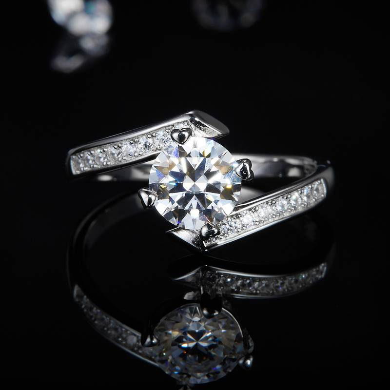 扭臂心形四爪圆钻Women's RingS925银镀白金定制选款主石Moissanite1.0ct/副石高碳钻