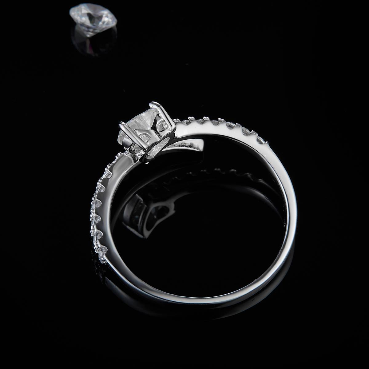 心形女戒S925银镀白金定制选款主石莫桑钻0.8ct/副石高碳钻