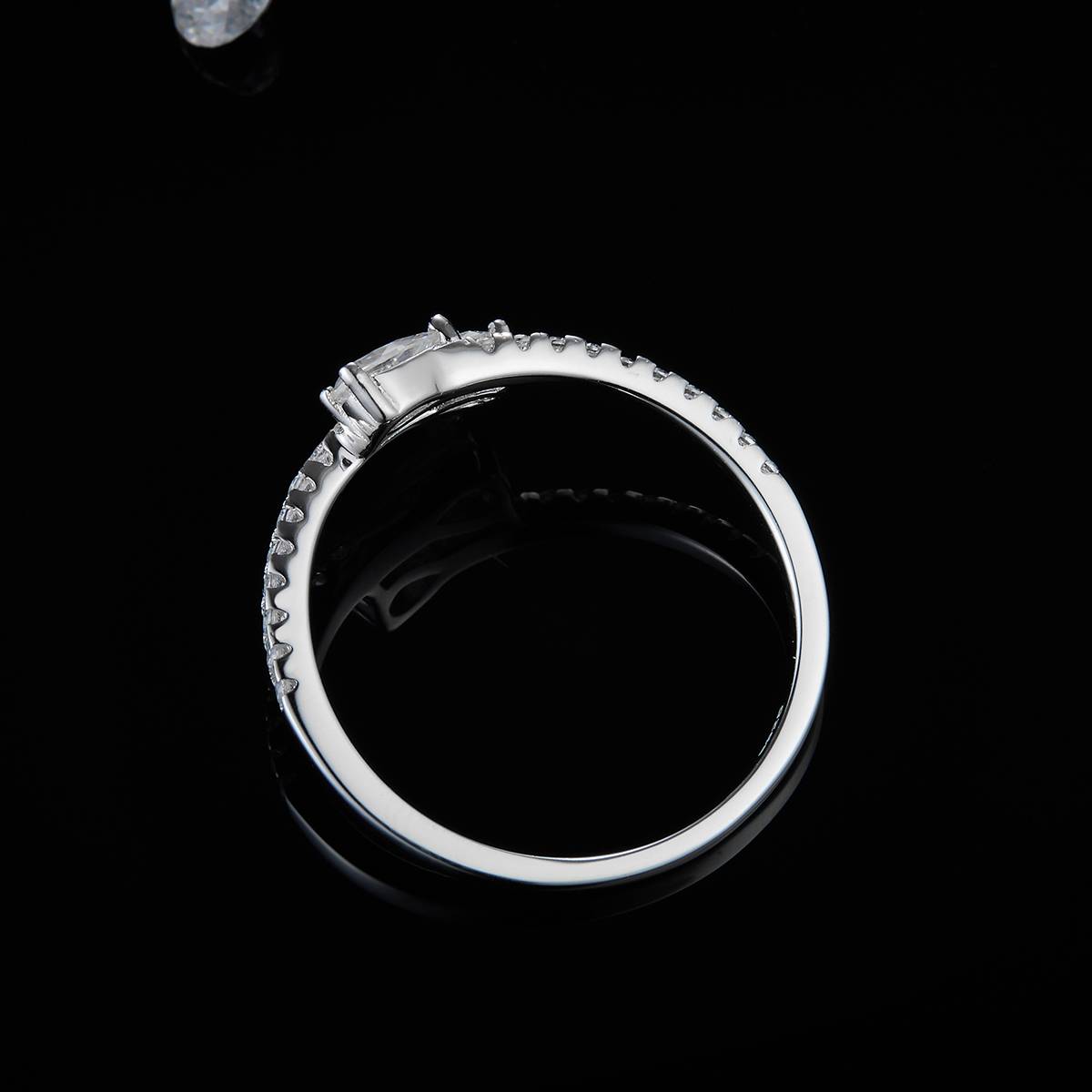 水滴女戒S925银镀白金定制选款主石莫桑钻0.7ct/副石高碳钻