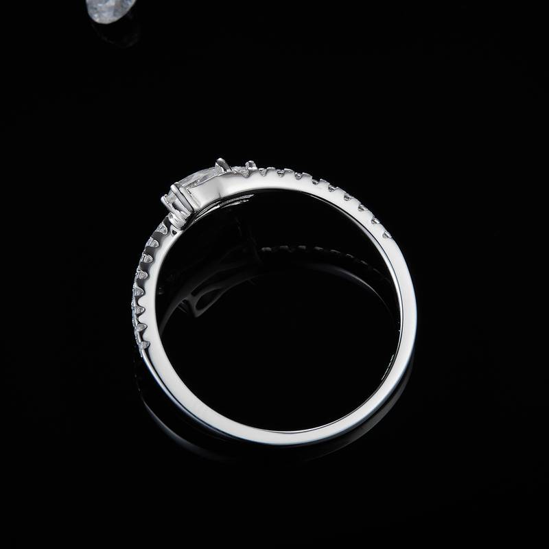 水滴女戒S925银镀白金定制选款主石莫桑钻0.7ct/副石高碳钻
