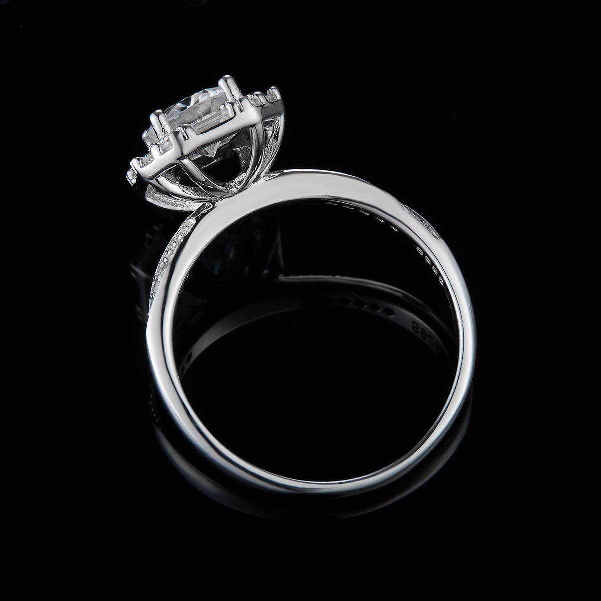 四爪豪华款女戒S925银镀白金定制选款主石莫桑钻1.0ct/副石高碳钻