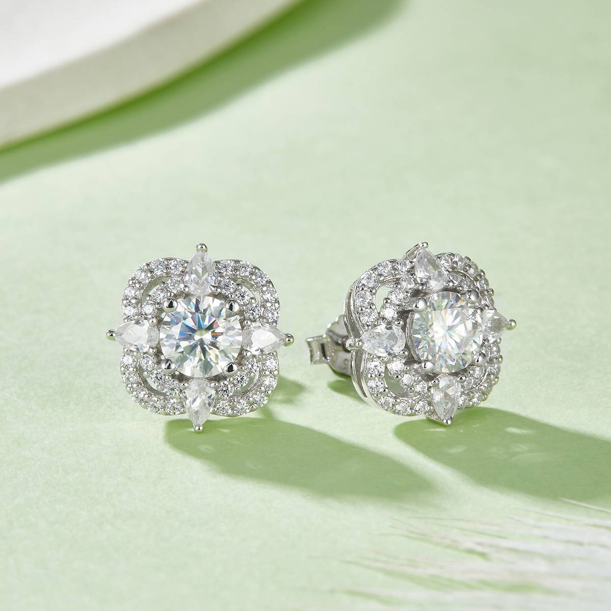 E221205026款S925银镀18K白金耳环莫桑钻主石5.0mm/1.0CT