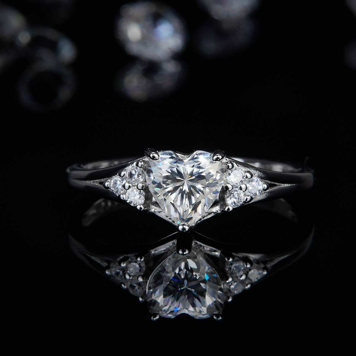 心形女戒S925银镀白金定制选款主石莫桑钻0.8ct/副石高碳钻