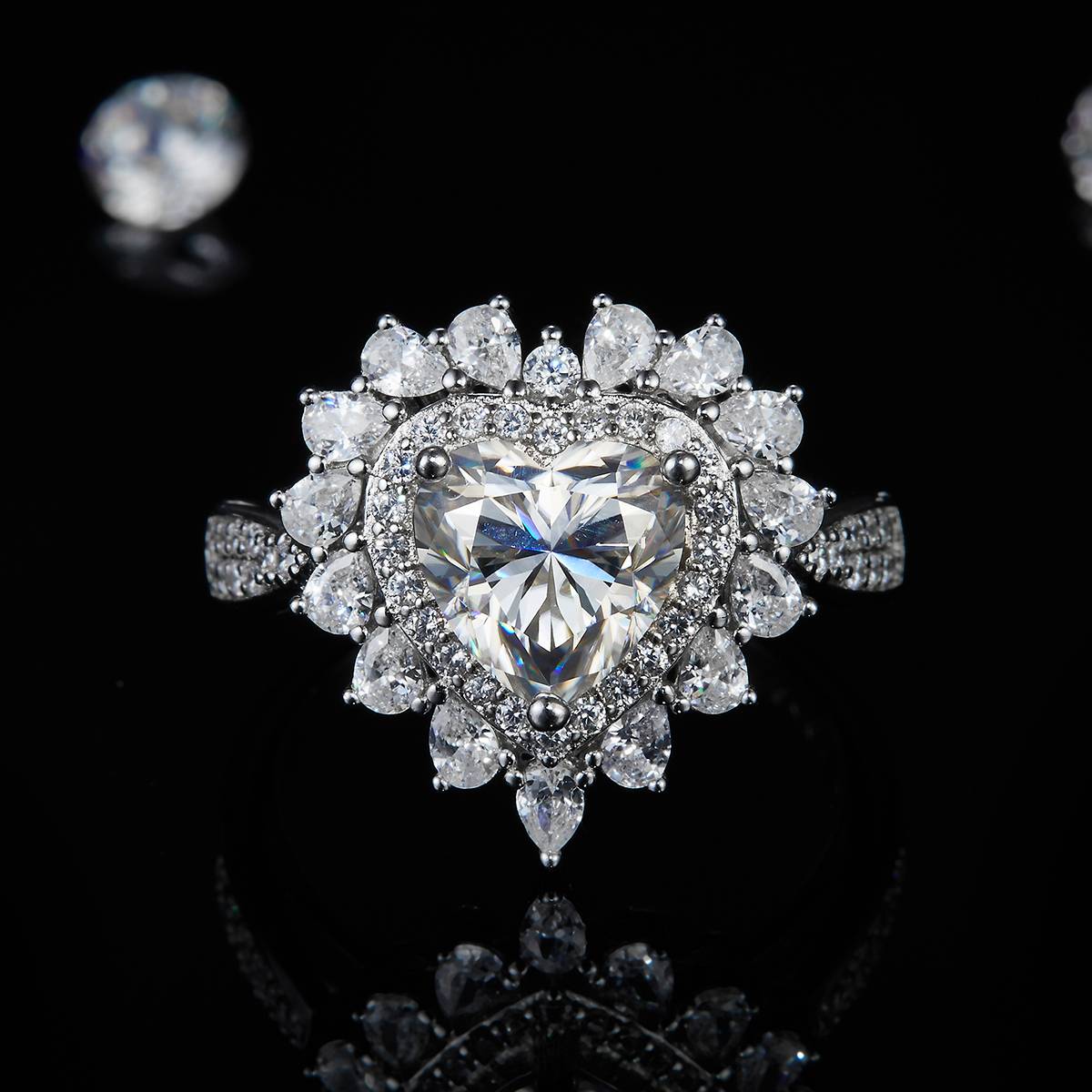 心形豪华女戒S925银镀白金定制选款主石莫桑钻2.0ct/副石高碳钻