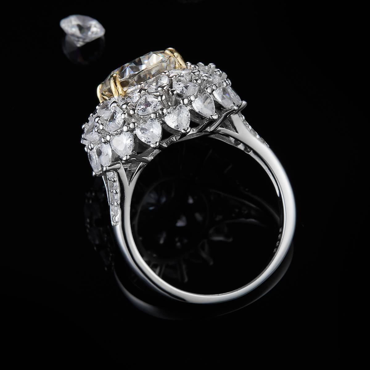 蛋形女戒S925银镀白金+K黄定制选款主石莫桑钻6.0ct/副石高碳钻