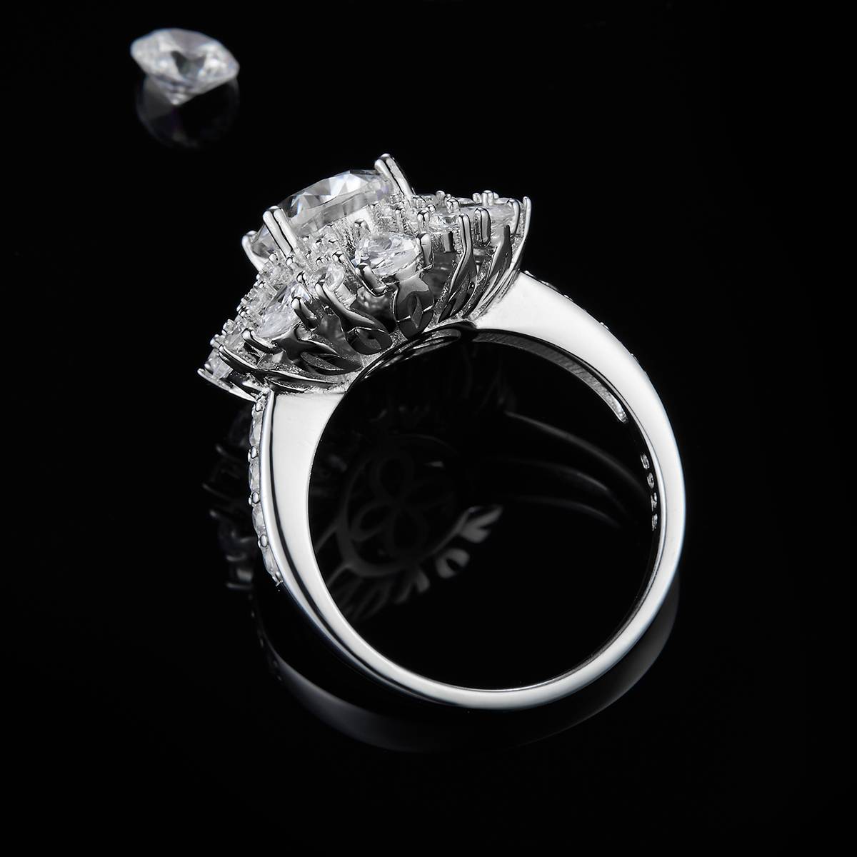 蛋形女戒S925银镀白金定制选款主石莫桑钻3.0ct/副石高碳钻