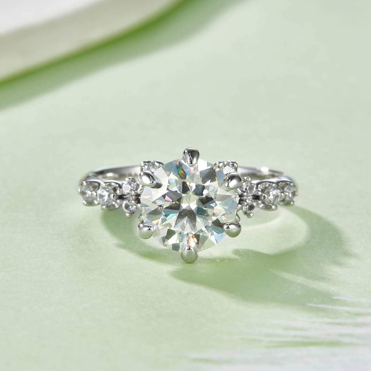 R221221023款S925银镀18K白金圆形莫桑钻女戒8.0mm/2.0CT