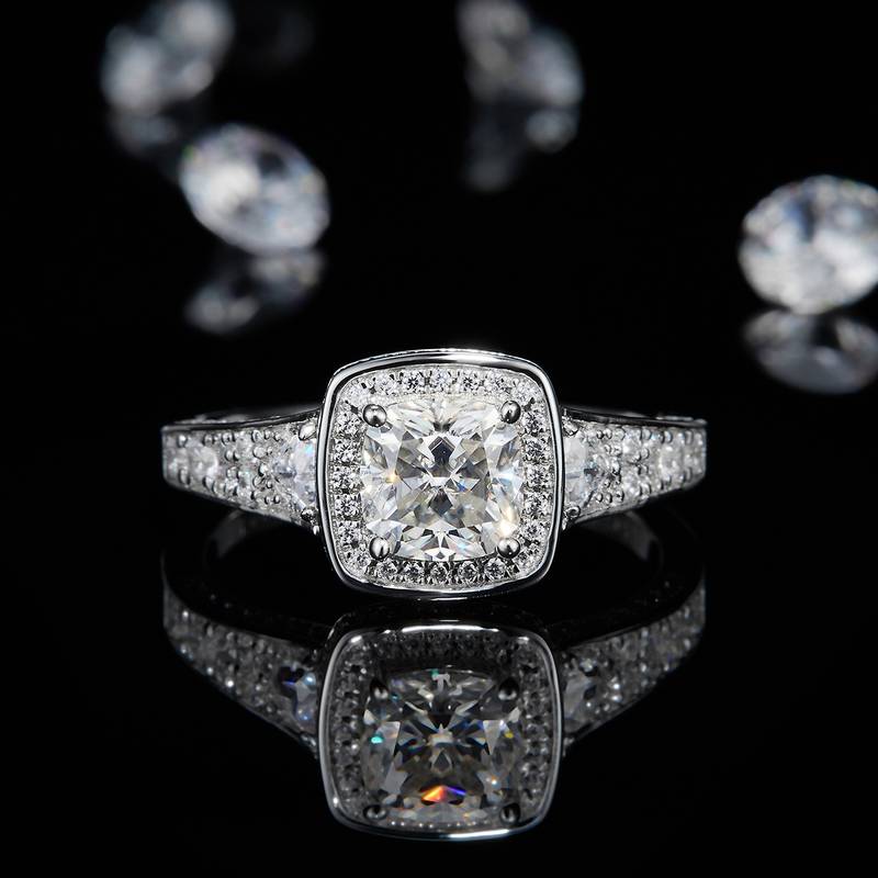 枕形豪华圆包女戒S925银镀白金定制选款主石莫桑钻1.0ct/副石高碳钻