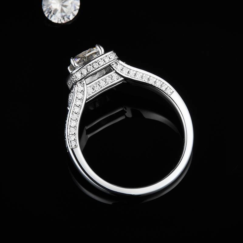 枕形豪华圆包女戒S925银镀白金定制选款主石莫桑钻1.0ct/副石高碳钻
