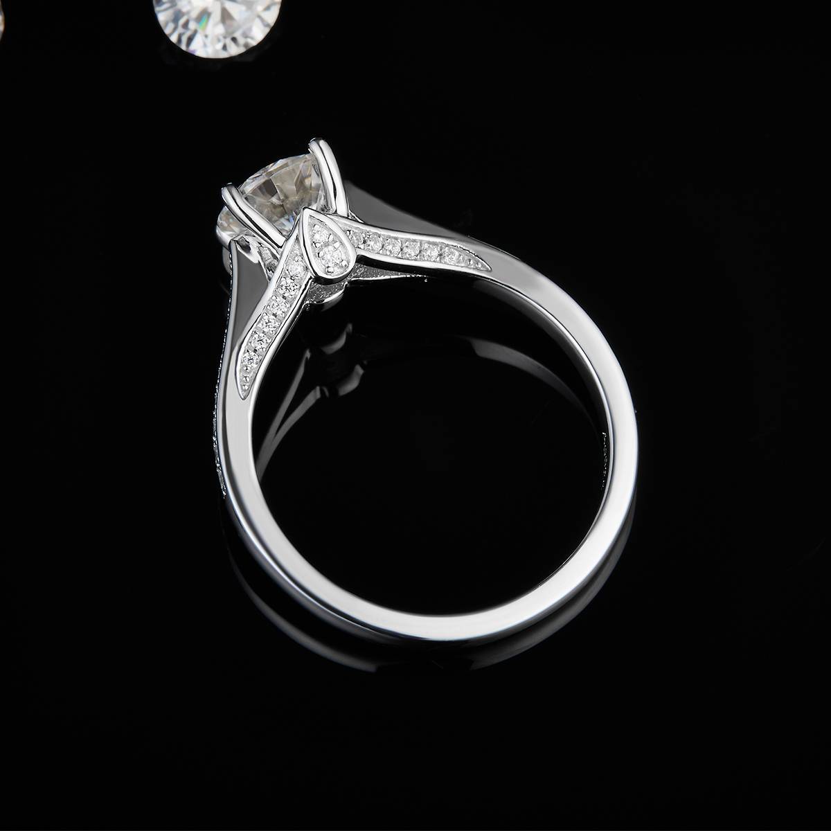 单头S925银镀白金女戒定制选款主石莫桑钻1.0ct/副石高碳钻
