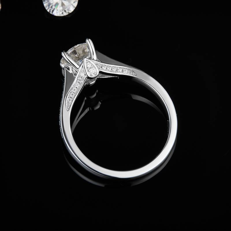 单头S925银镀白金女戒定制选款主石莫桑钻1.0ct/副石高碳钻