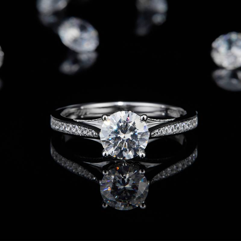 单头S925银镀白金女戒定制选款主石莫桑钻1.0ct/副石高碳钻