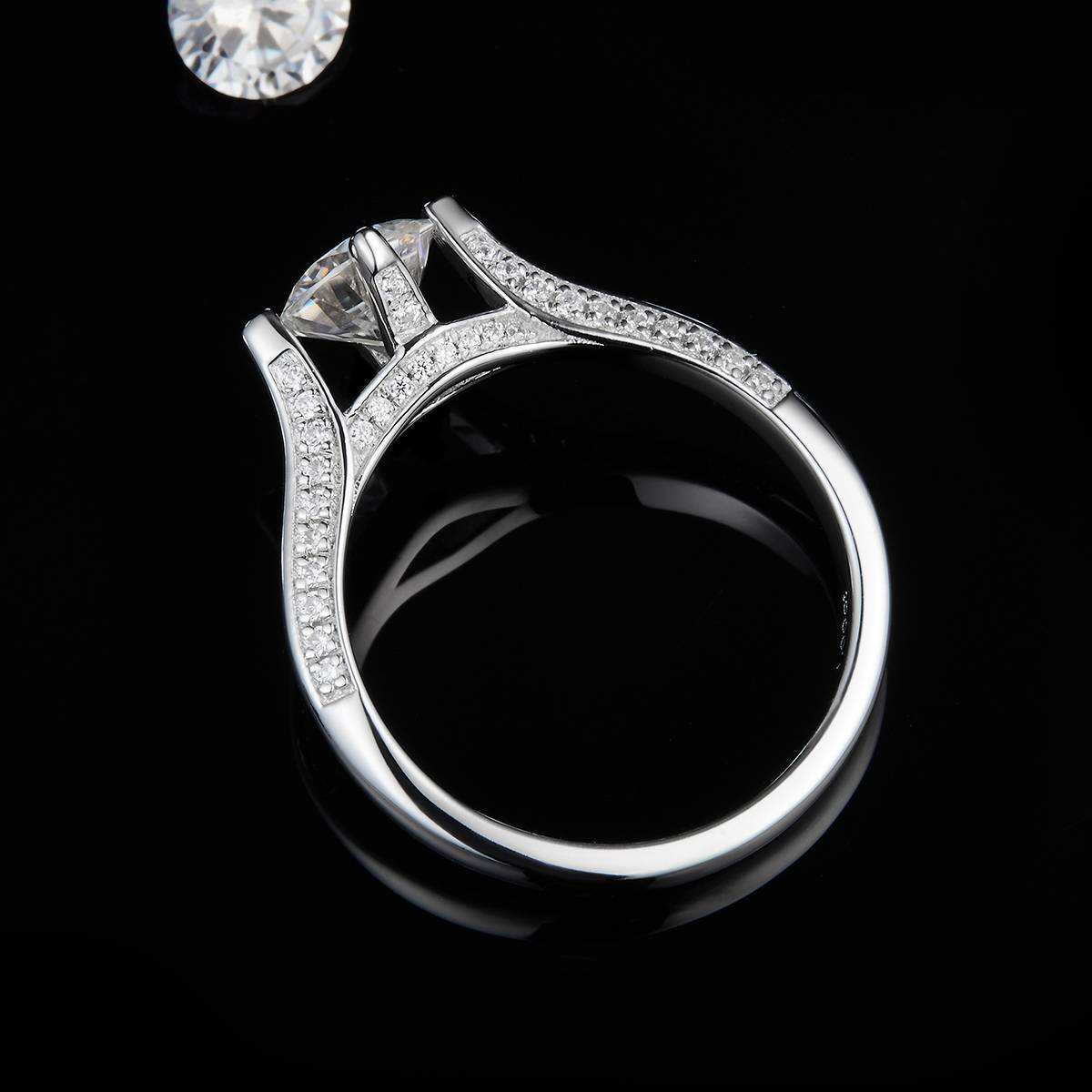 单头S925银镀白金女戒定制选款主石莫桑钻1.0ct/副石高碳钻