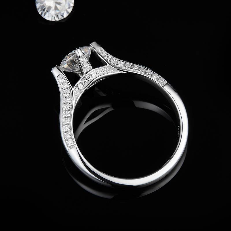 单头S925银镀白金女戒定制选款主石莫桑钻1.0ct/副石高碳钻