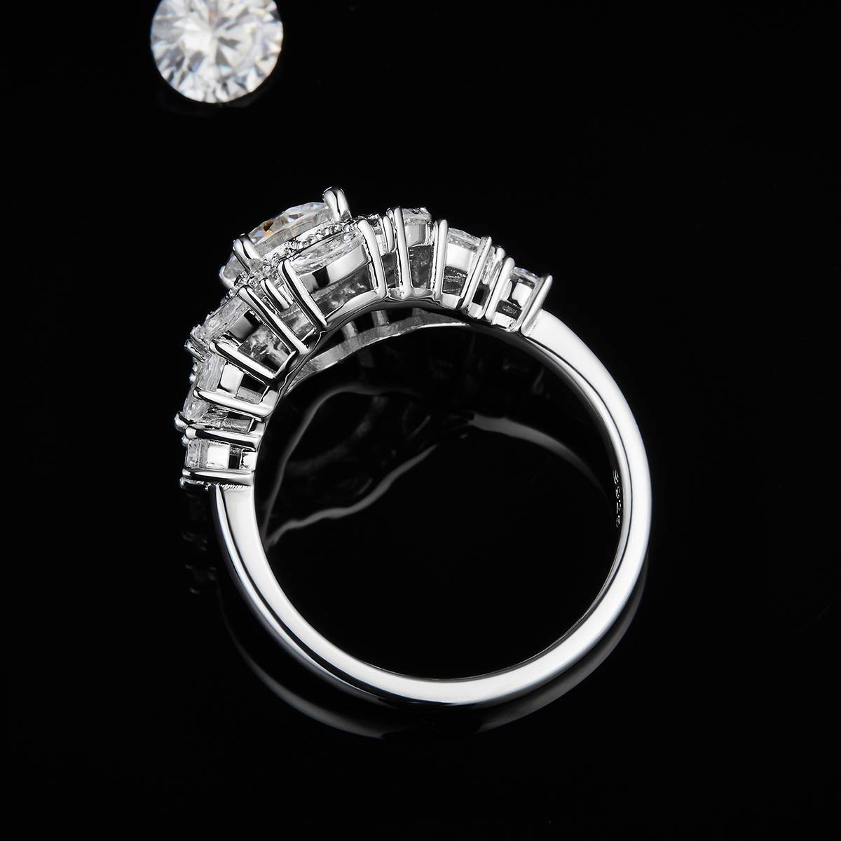 轻奢满钻圆包女戒S925银镀白金定制选款主石莫桑钻1.0ct/副石高碳钻