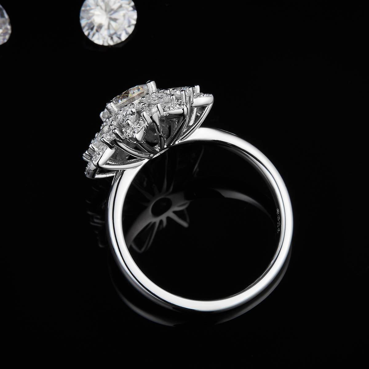 豪华太阳花女戒S925银镀白金定制选款主石莫桑钻1.0ct/副石高碳钻