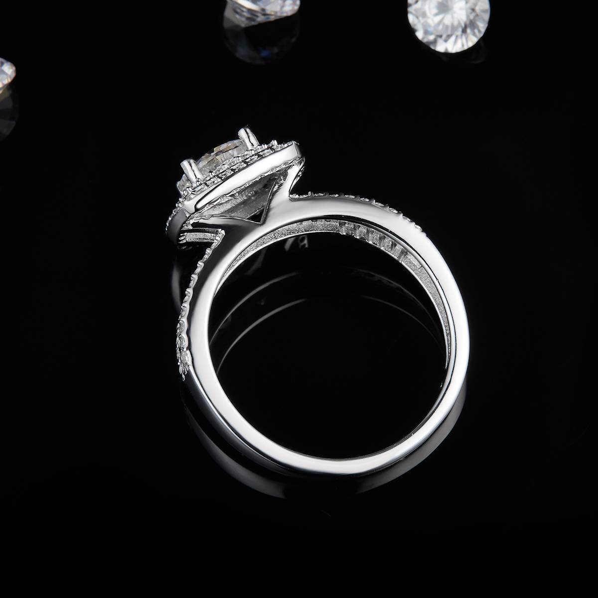 豪华方包女戒S925银镀白金定制选款主石莫桑钻1.0ct/副石高碳钻