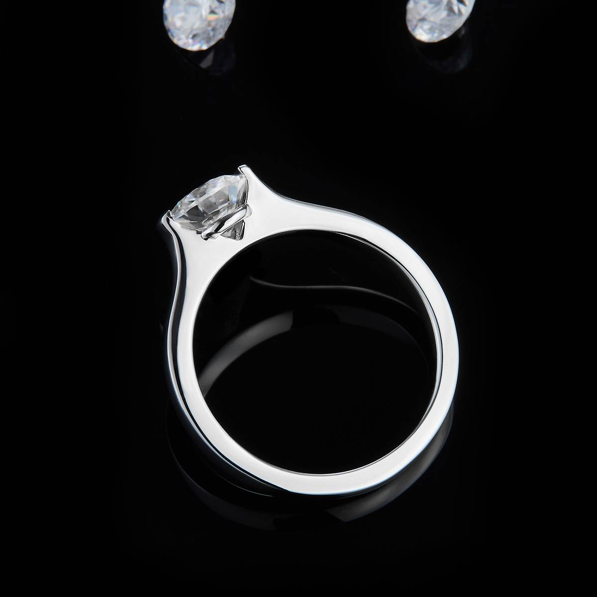 Simple and stylish round women's ring S925 silver plated platinum customized main stone moissanit  1.0ct