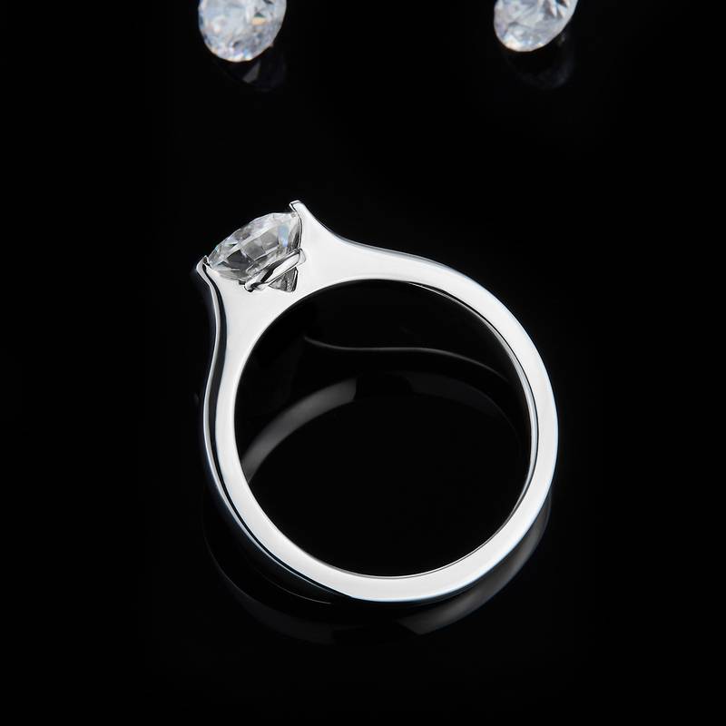 简约时尚圆形女戒S925银镀白金定制主石莫桑钻1.0ct