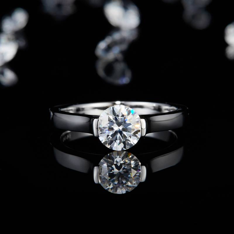 简约时尚圆形女戒S925银镀白金定制主石莫桑钻1.0ct