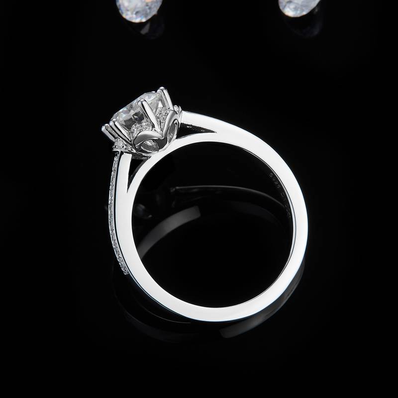 心花怒放围镶女戒S925银镀白金女戒定制主石莫桑钻1.0ct/副石高碳钻