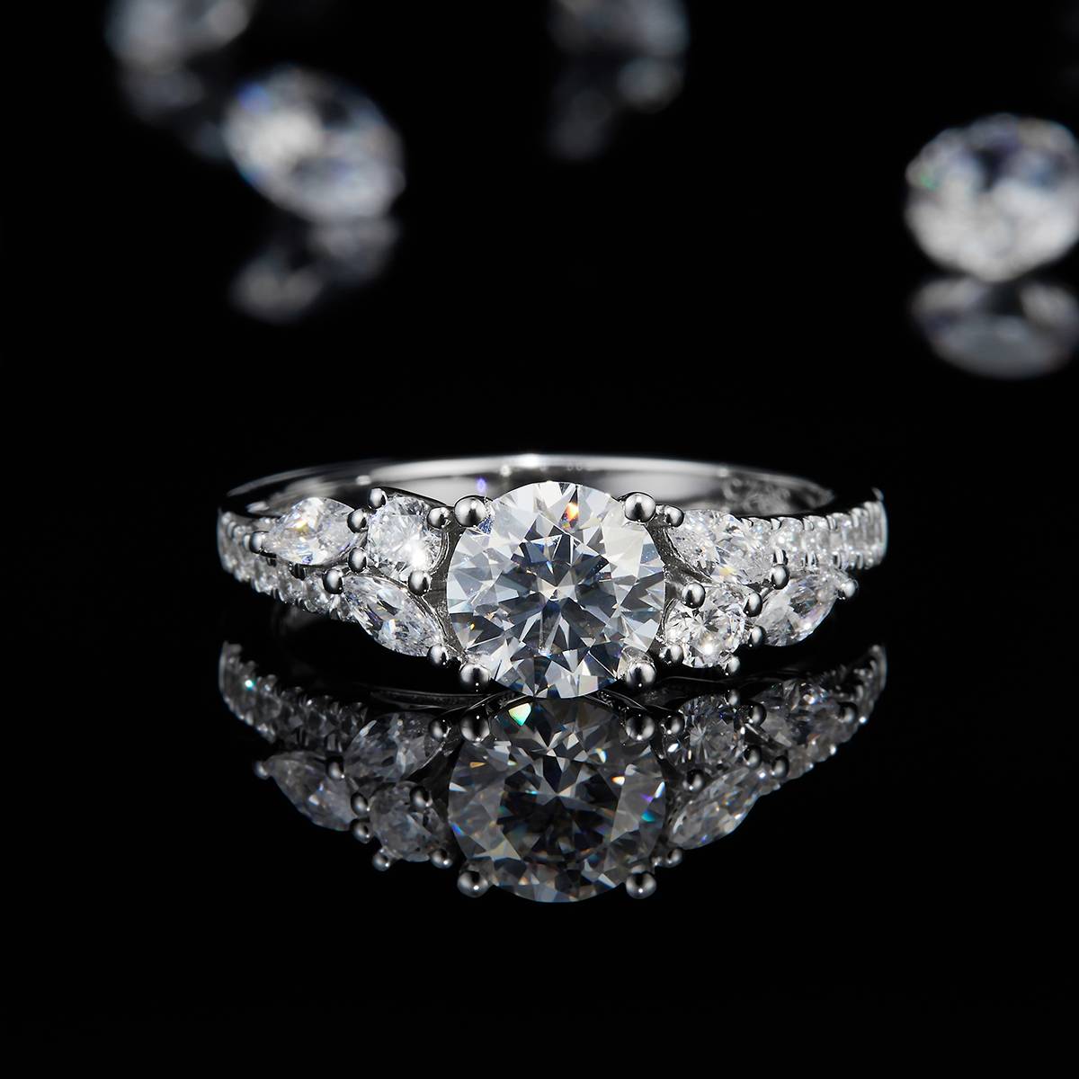 轻奢女戒S925银镀白金定制选款主石莫桑钻1.0ct/副石高碳钻