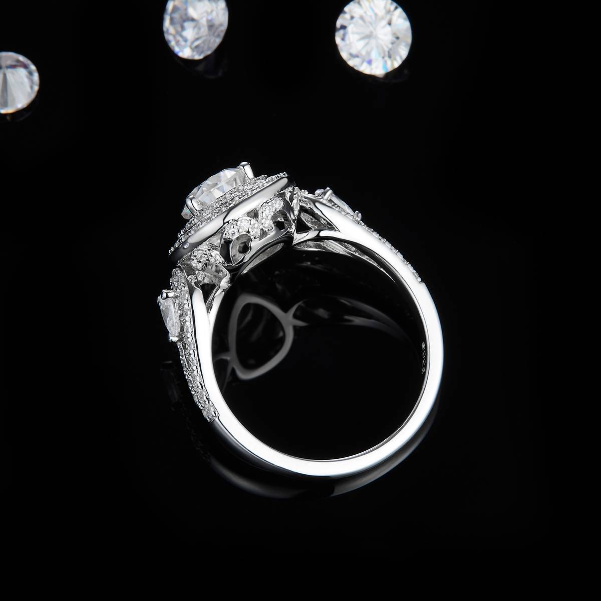 豪华梨形女戒S925银镀白金定制选款主石莫桑钻1.5ct/副石高碳钻