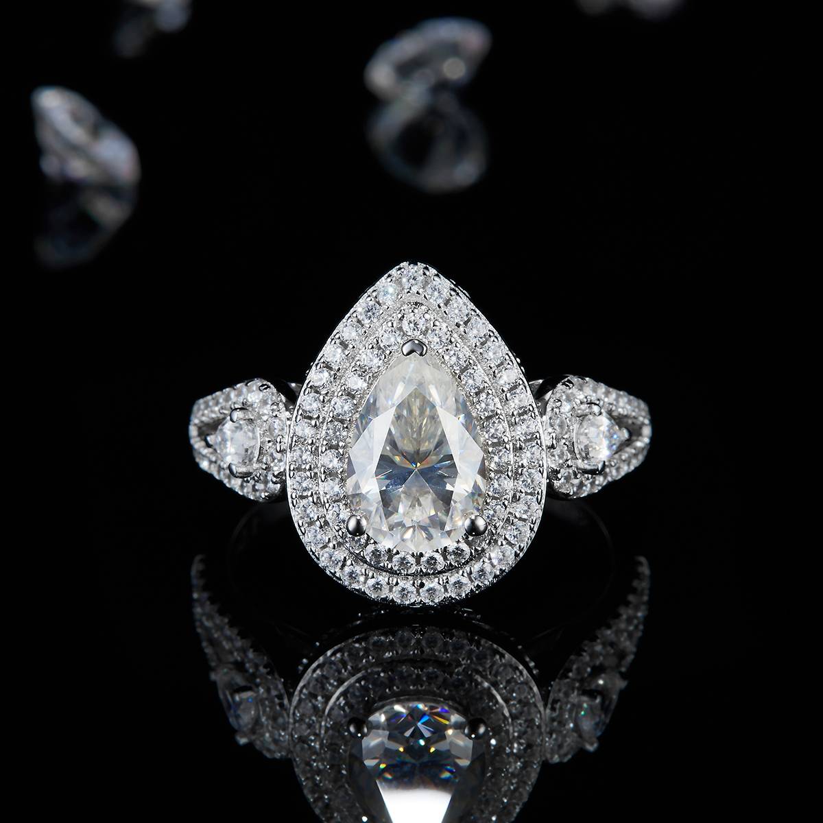 豪华梨形女戒S925银镀白金定制选款主石莫桑钻1.5ct/副石高碳钻