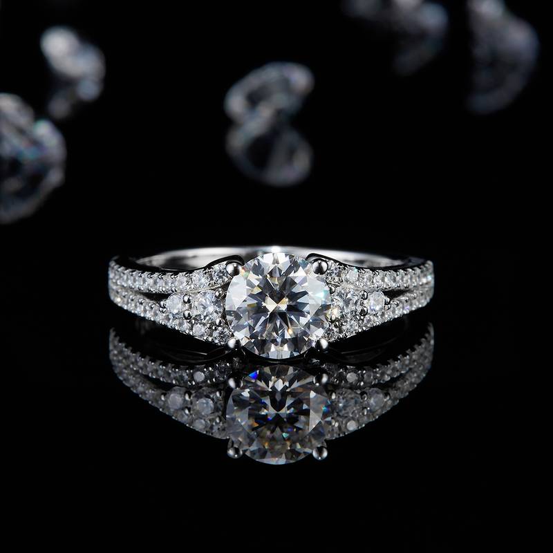 轻奢满钻四爪女戒S925银镀白金定制选款主石莫桑钻1.0ct/副石高碳钻