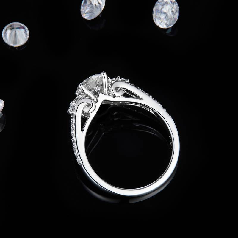 轻奢满钻四爪女戒S925银镀白金定制选款主石莫桑钻1.0ct/副石高碳钻
