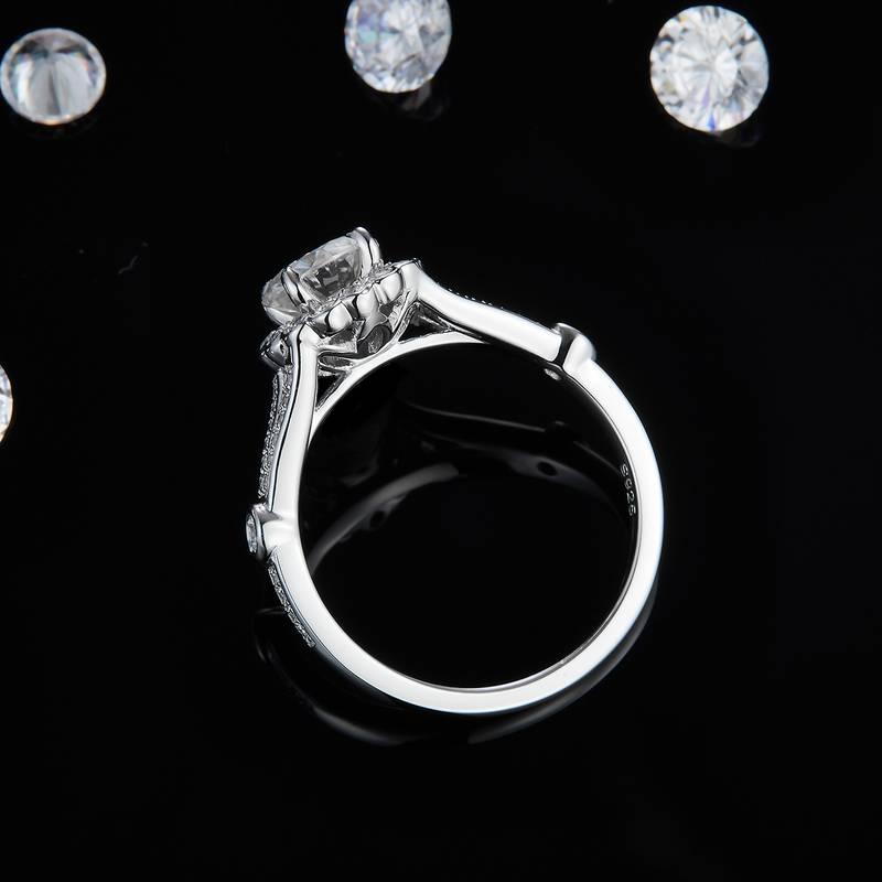 轻奢圆包女戒S925银镀白金定制选款主石莫桑钻1.0ct/副石高碳钻