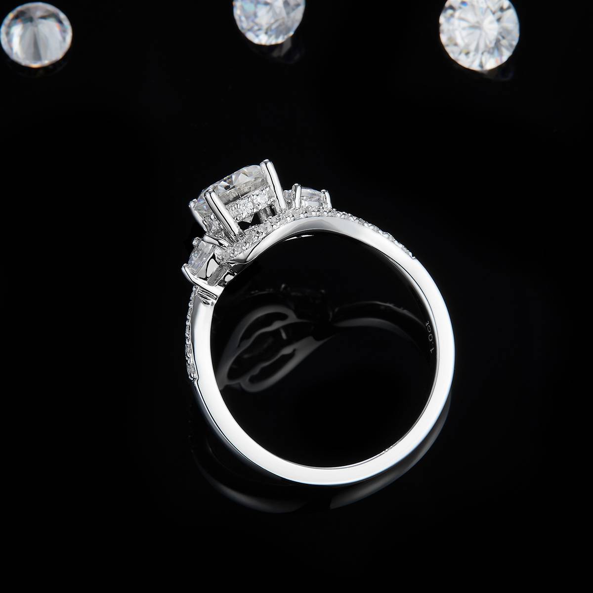 扭臂女戒S925银镀白金定制选款主石莫桑钻1.0ct/副石高碳钻