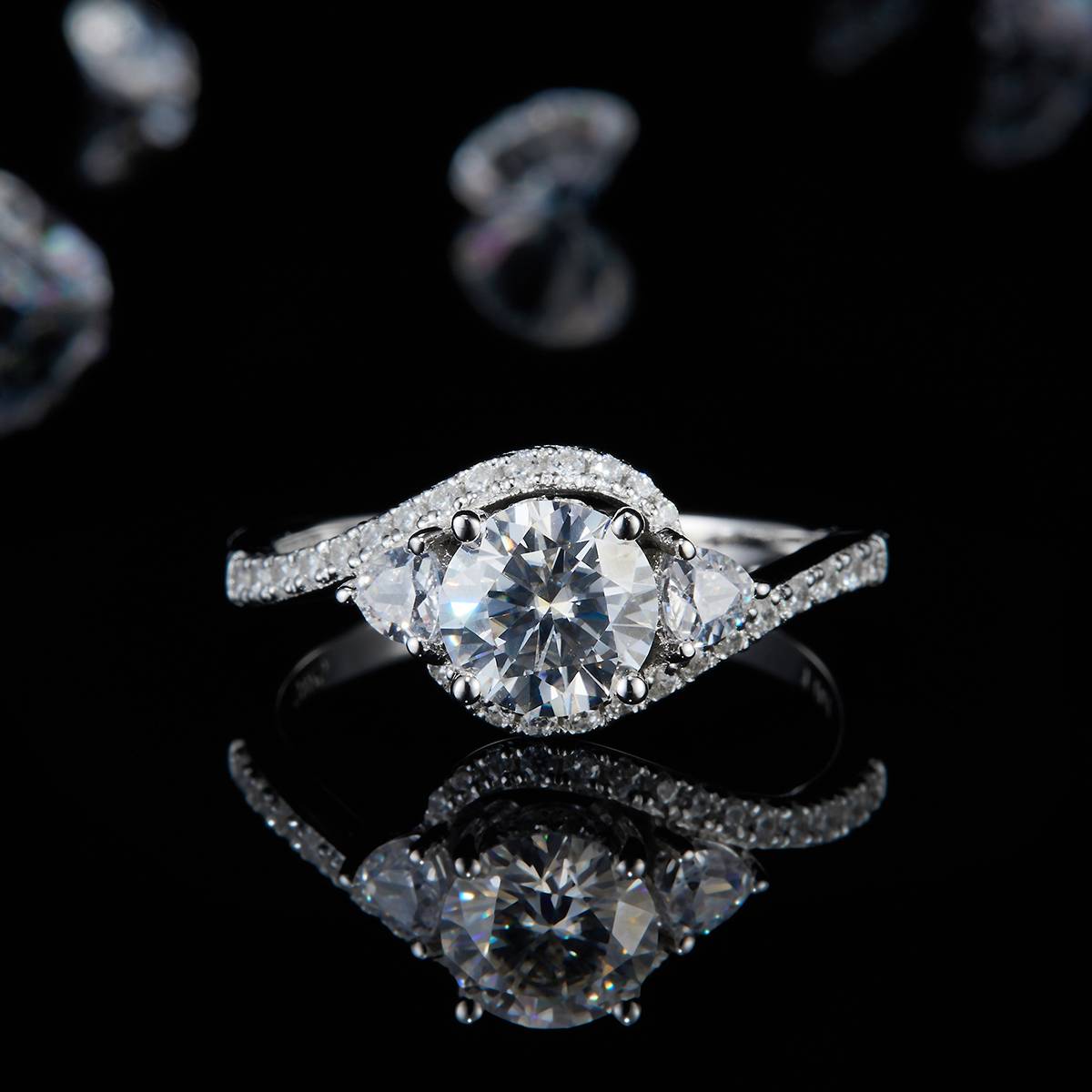 扭臂女戒S925银镀白金定制选款主石莫桑钻1.0ct/副石高碳钻