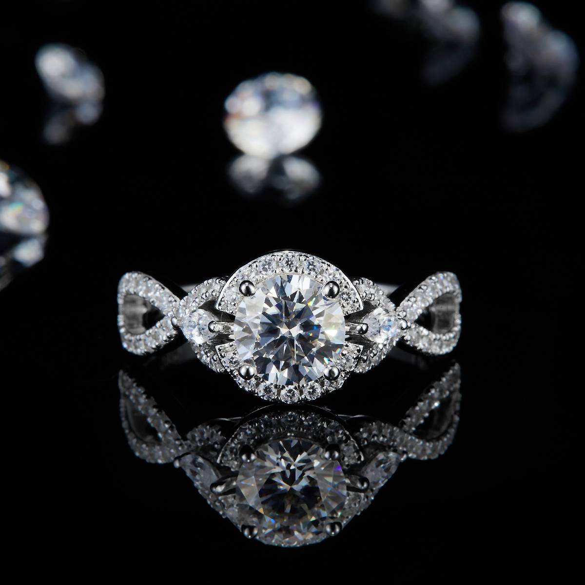 扭臂圆包女戒S925银镀白金定制选款主石莫桑钻1.0ct/副石高碳钻