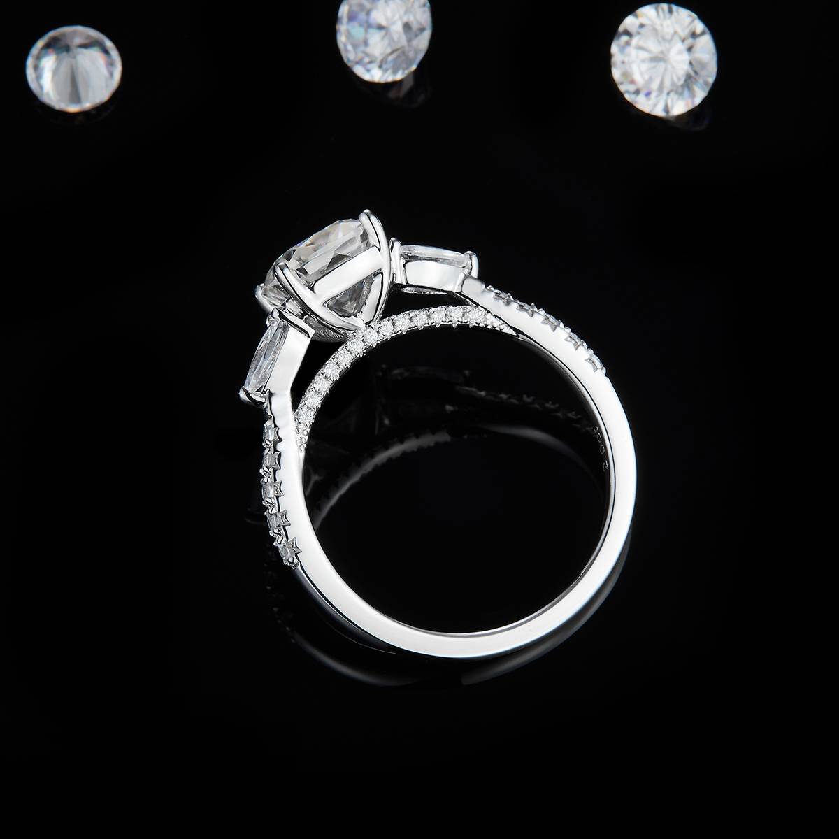 时尚公主方女戒S925银镀白金定制选款主石莫桑钻2.0ct/副石高碳钻