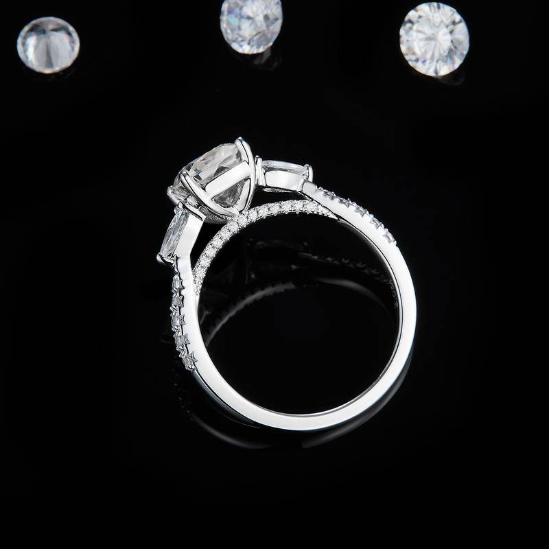时尚公主方女戒S925银镀白金定制选款主石莫桑钻2.0ct/副石高碳钻