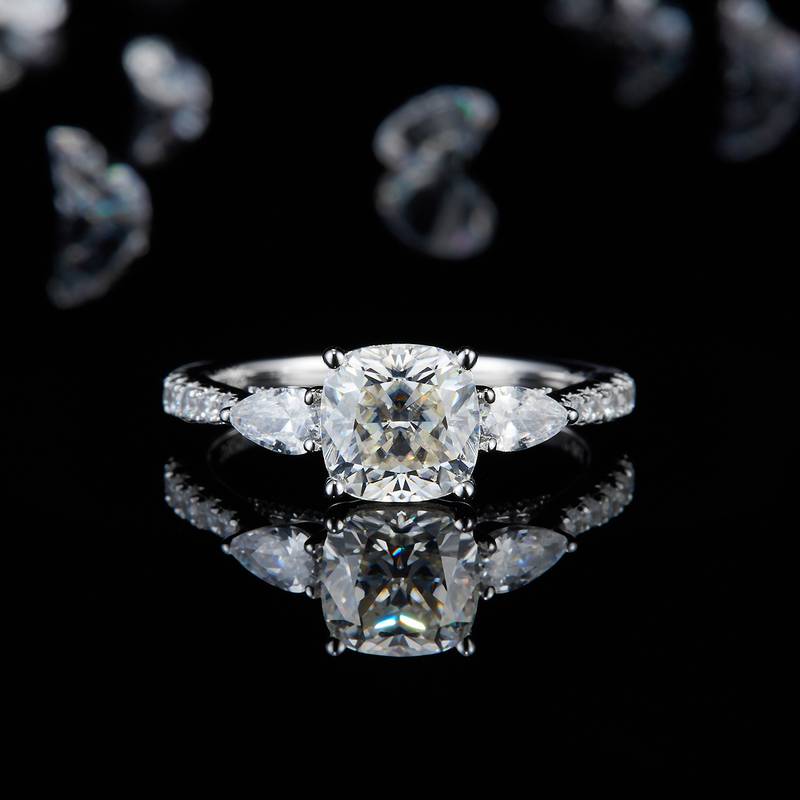 时尚公主方女戒S925银镀白金定制选款主石莫桑钻2.0ct/副石高碳钻
