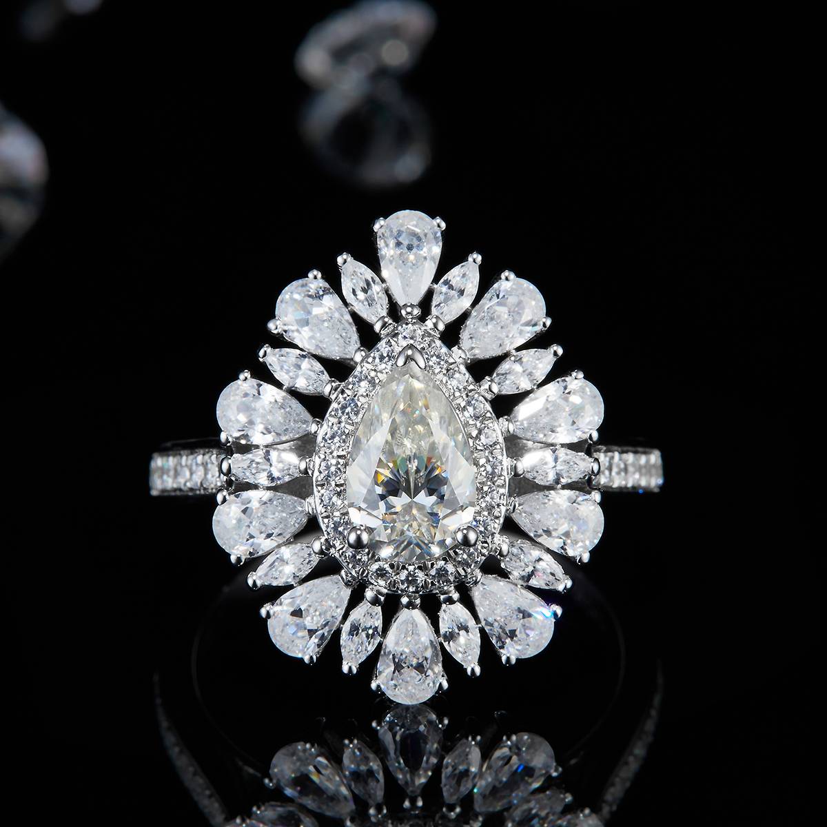 奢华风梨形女戒S925银镀白金定制选款主石莫桑钻1.0ct/副石高碳钻