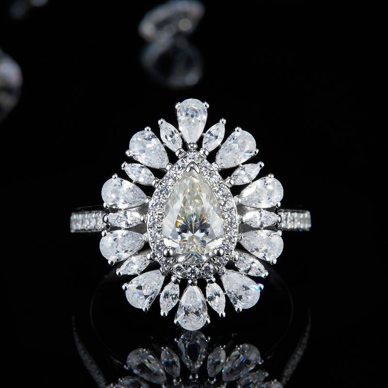 奢华风梨形女戒S925银镀白金定制选款主石莫桑钻1.0ct/副石高碳钻