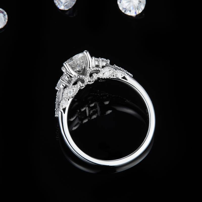 轻奢四爪女戒S925银镀白金定制选款主石莫桑钻1.0ct/副石高碳钻