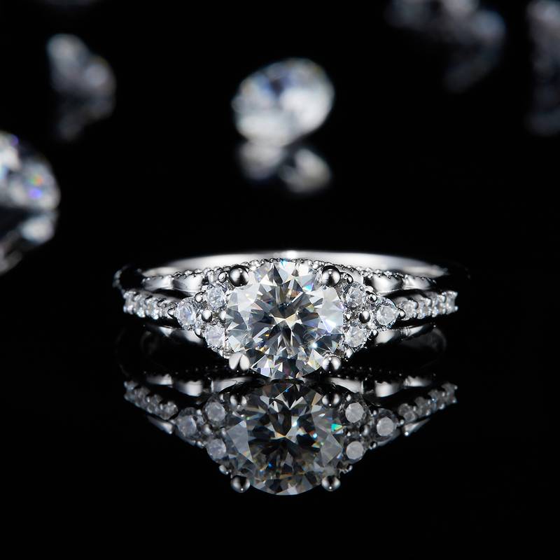 轻奢四爪女戒S925银镀白金定制选款主石莫桑钻1.0ct/副石高碳钻