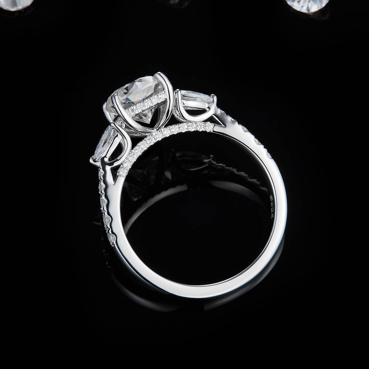 三石款公主方女戒S925银镀白金定制选款主石莫桑钻2.0ct/副石高碳钻