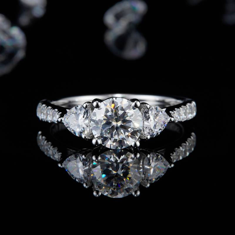 三石款圆形四爪Women's RingS925银镀白金定制选款主石Moissanite1.0ct/副石高碳钻
