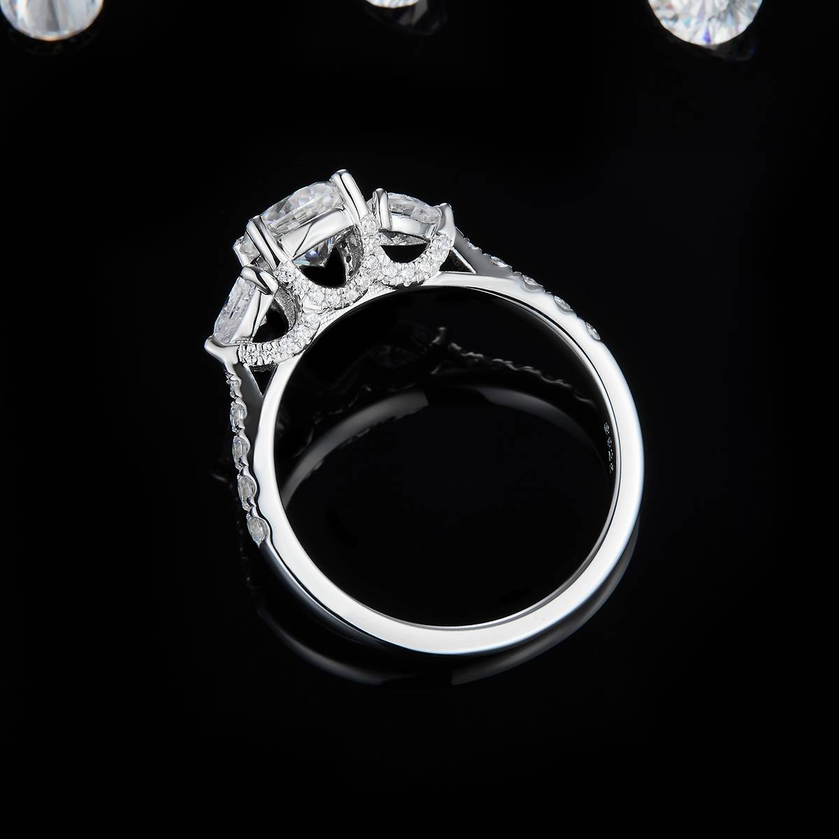 三石款圆形四爪女戒S925银镀白金定制选款主石莫桑钻1.0ct/副石高碳钻