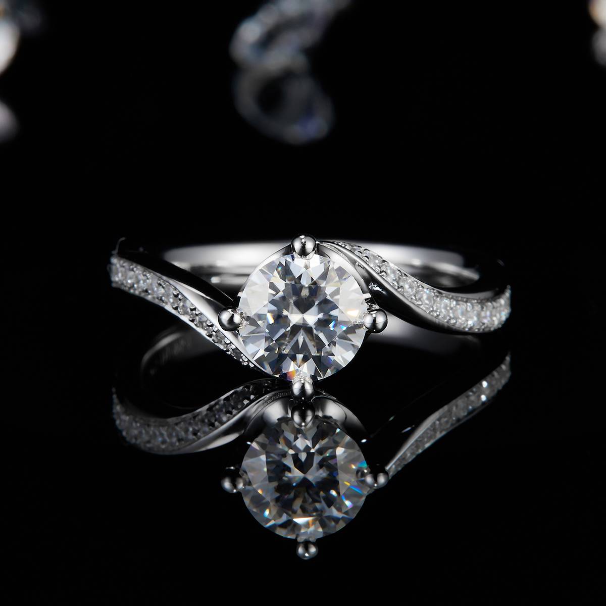 扭臂四爪女戒S925银镀白金定制选款主石莫桑钻1.0ct/副石高碳钻